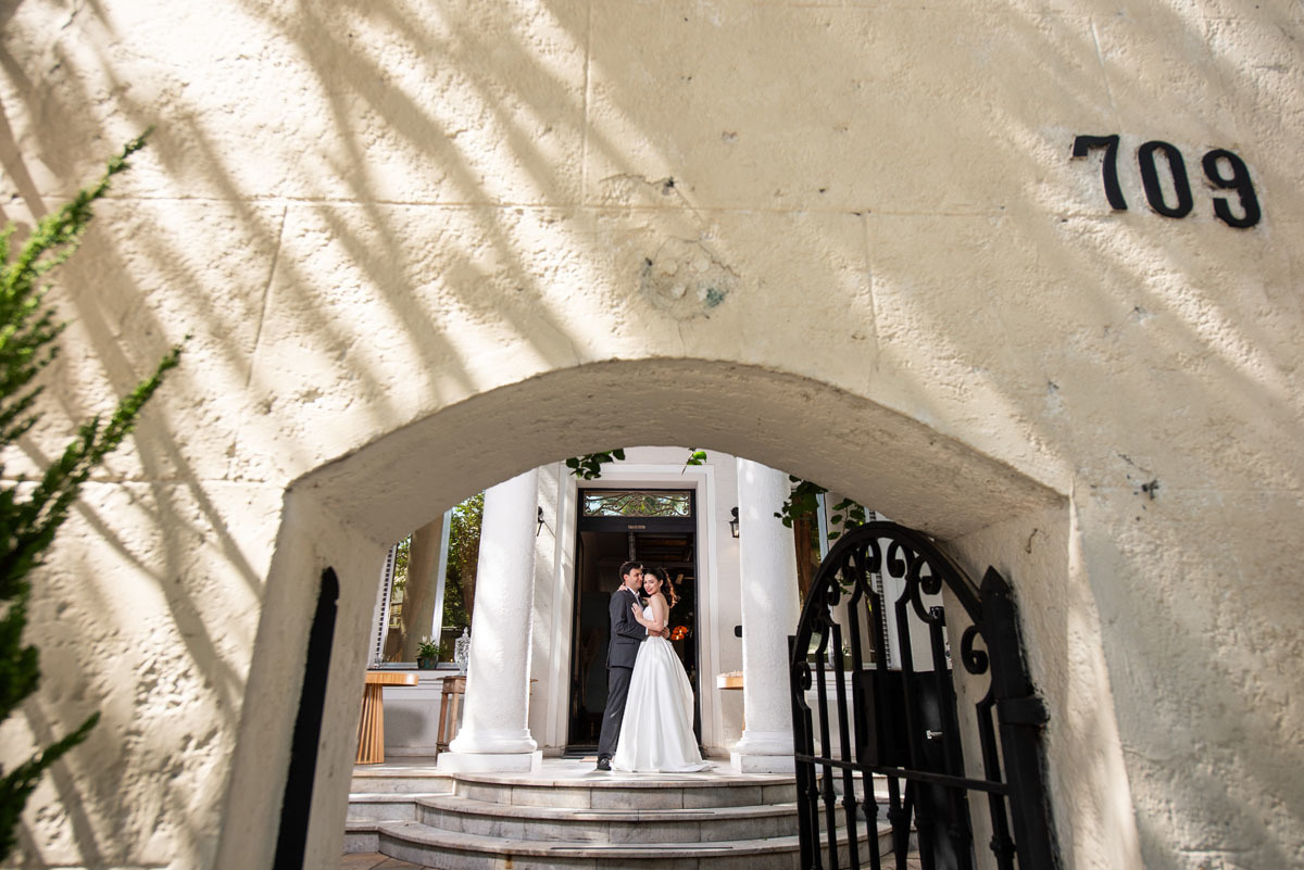 fotos do casal de noivos na fachada do espaço zabeu em São Paulo 