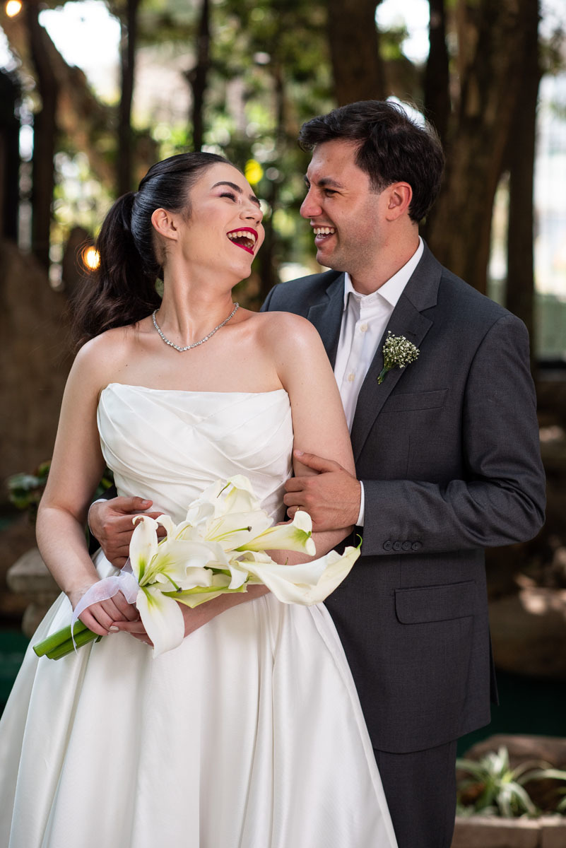 fotos do casal de noivos na fachada do espaço zabeu em São Paulo 