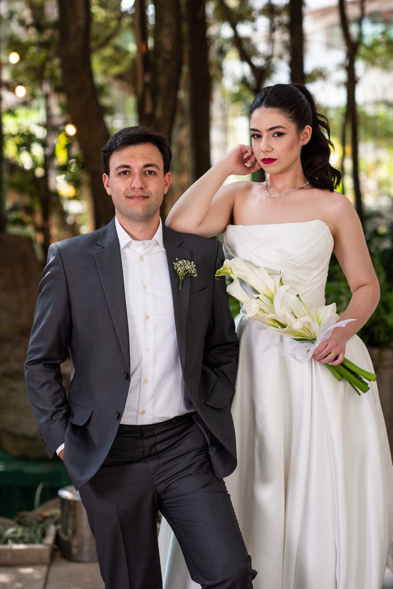 fotos do casal de noivos na fachada do espaço zabeu em São Paulo 