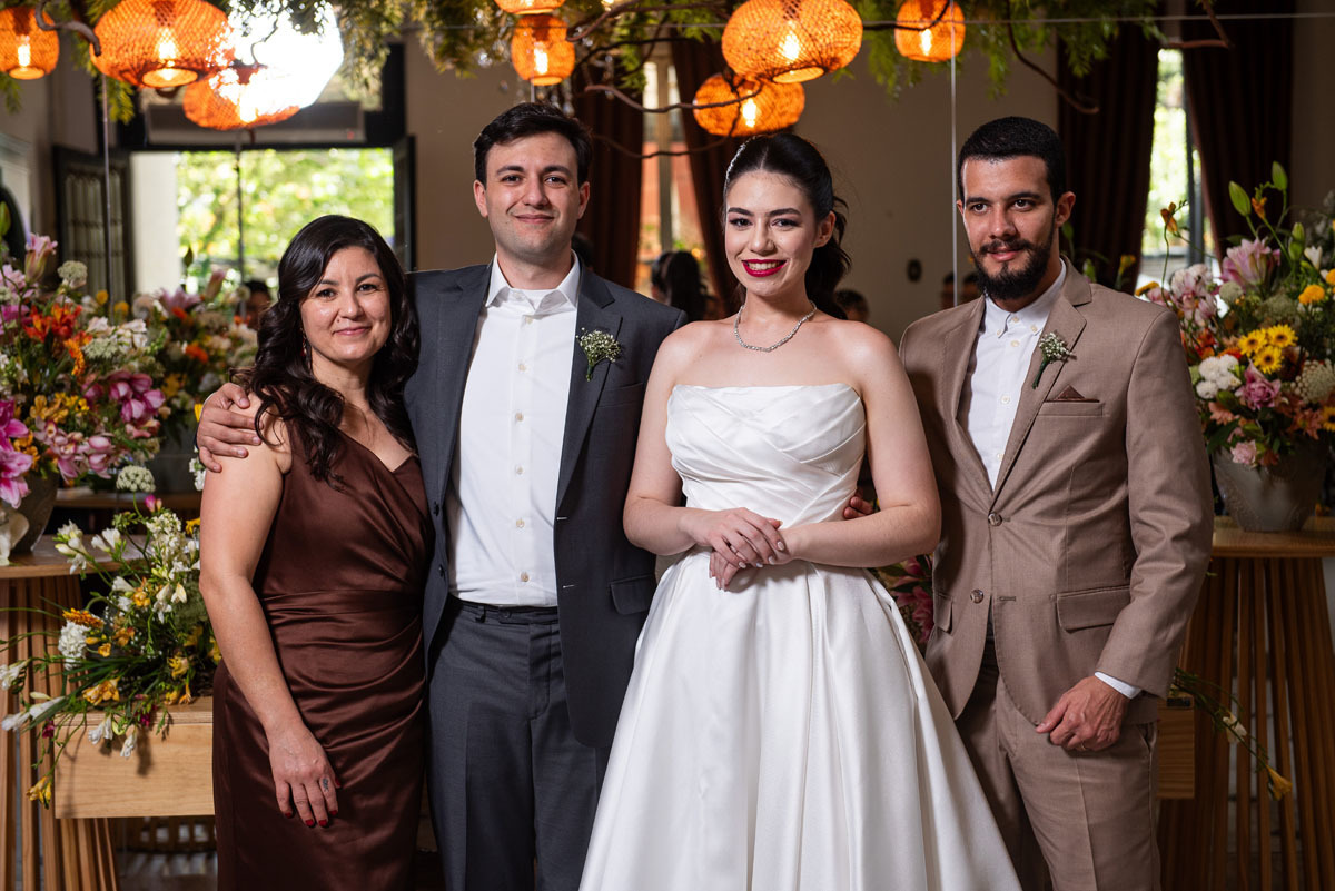 fotos dos pais na escadaria do espaço zabeu em São Paulo 