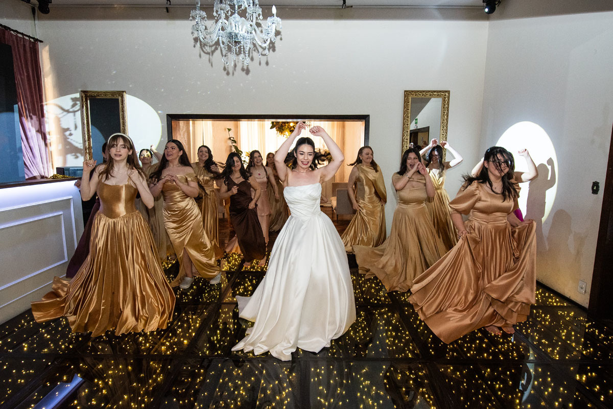 madrinhas abrem a pista de dança no espaço zabeu em São Paulo 