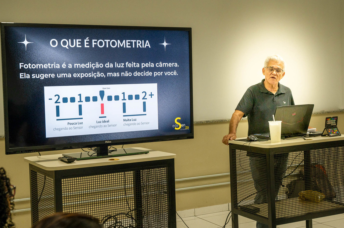 Professor Edeson Souza explicando o que é fotometria em workshop na Matrix Professional