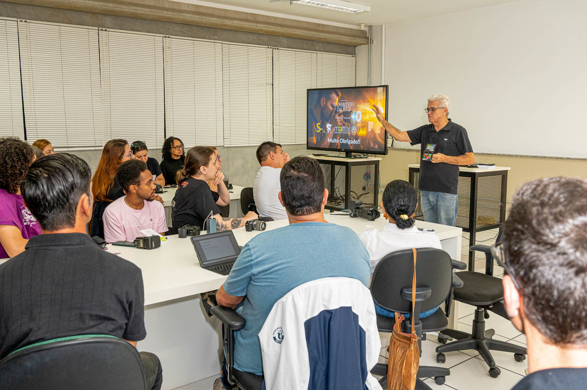 Professor Edeson Souza falando sobre direção da luz