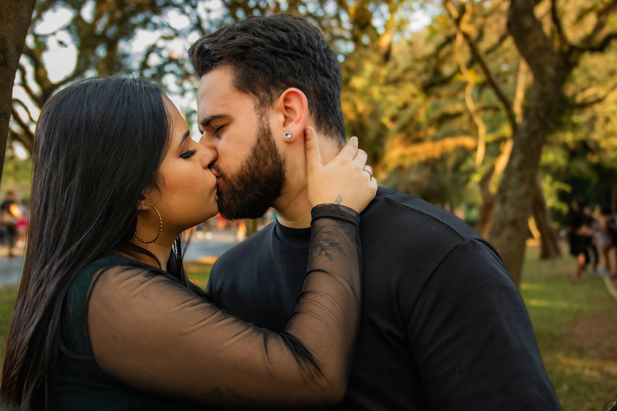 Casal se beijando 