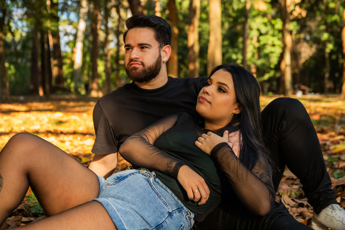Casal aproveitando a tarde no parque