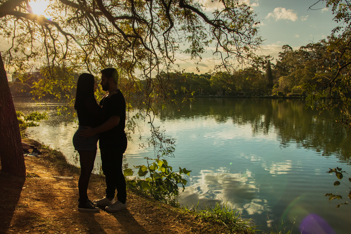 Foto casal silhueta no lago 