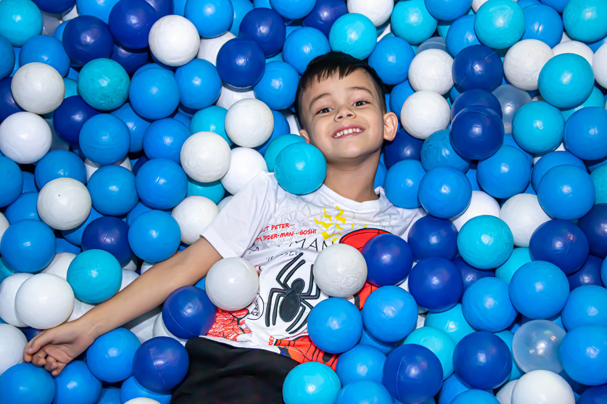Criança de divertindo, piscina de bolinha, buffet em guarulhos