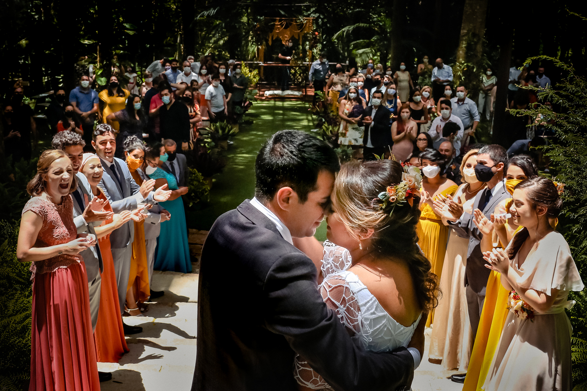 Fot d o Casamento de Geórgia e Márcio na Casa Giardino em Mogi das Cruzes SP feita por Danilo Almeida e Cristiana Almeida - Fotógrafos de Casamento SP beijo dos noivos no final da cerimônia no Campo
