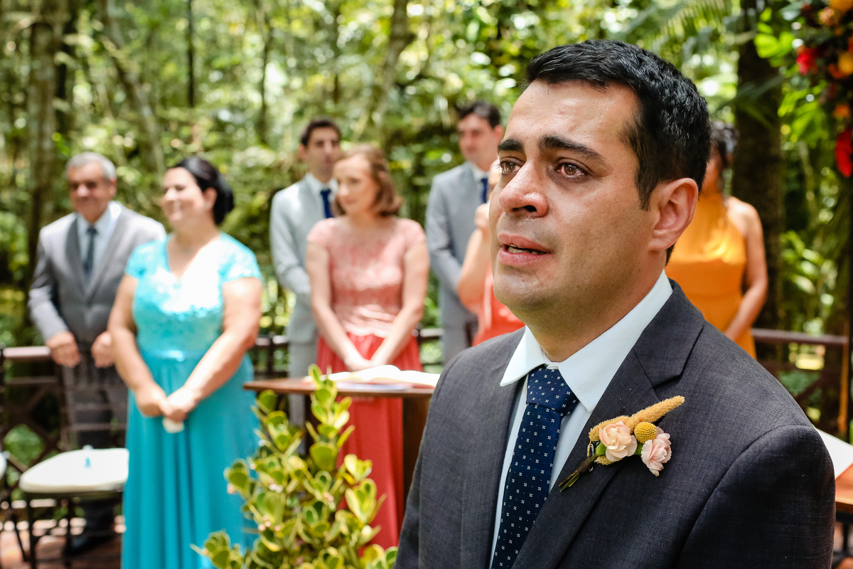 Foto do Casamento de Geórgia e Márcio na Casa Giardino em Mogi das Cruzes SP feita por Danilo Almeida e Cristiana Almeida - Fotógrafos de Casamento SP momento em que o noivo vê a noiva e chora de emoção