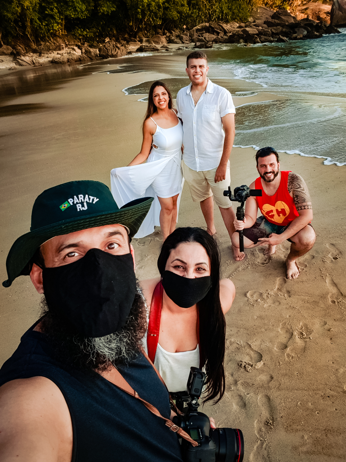 fotografia de ensaio na praia noiva de vestido branco ao por do sol pré wedding romantica espontanea fotógrafo de casamento em mogi das cruzes sp