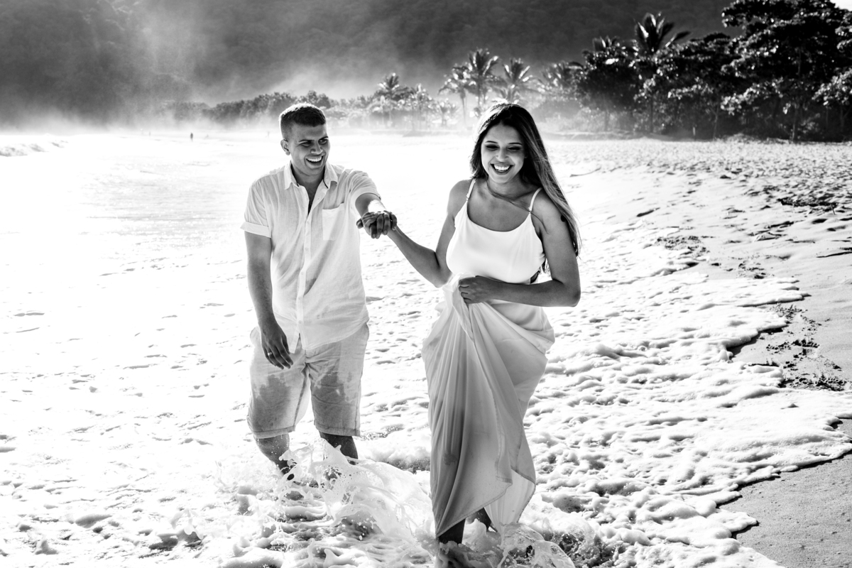 fotografia de ensaio na praia noiva de vestido branco ao por do sol pré wedding romantica espontanea fotógrafo de casamento em mogi das cruzes sp