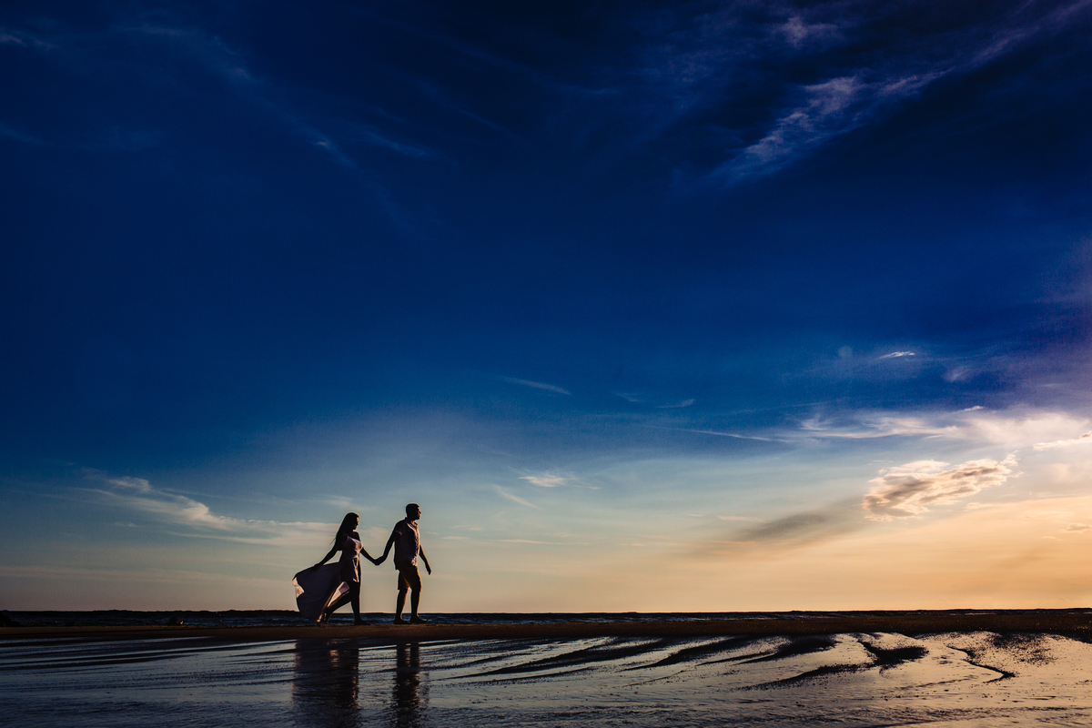 fotografia de ensaio na praia noiva de vestido branco ao por do sol pré wedding romantica espontanea fotógrafo de casamento em mogi das cruzes sp