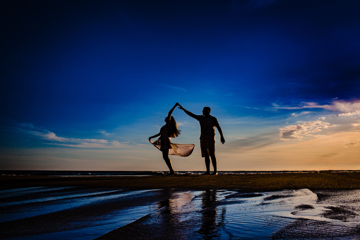 fotografia de ensaio na praia noiva de vestido branco ao por do sol pré wedding romantica espontanea fotógrafo de casamento em mogi das cruzes sp