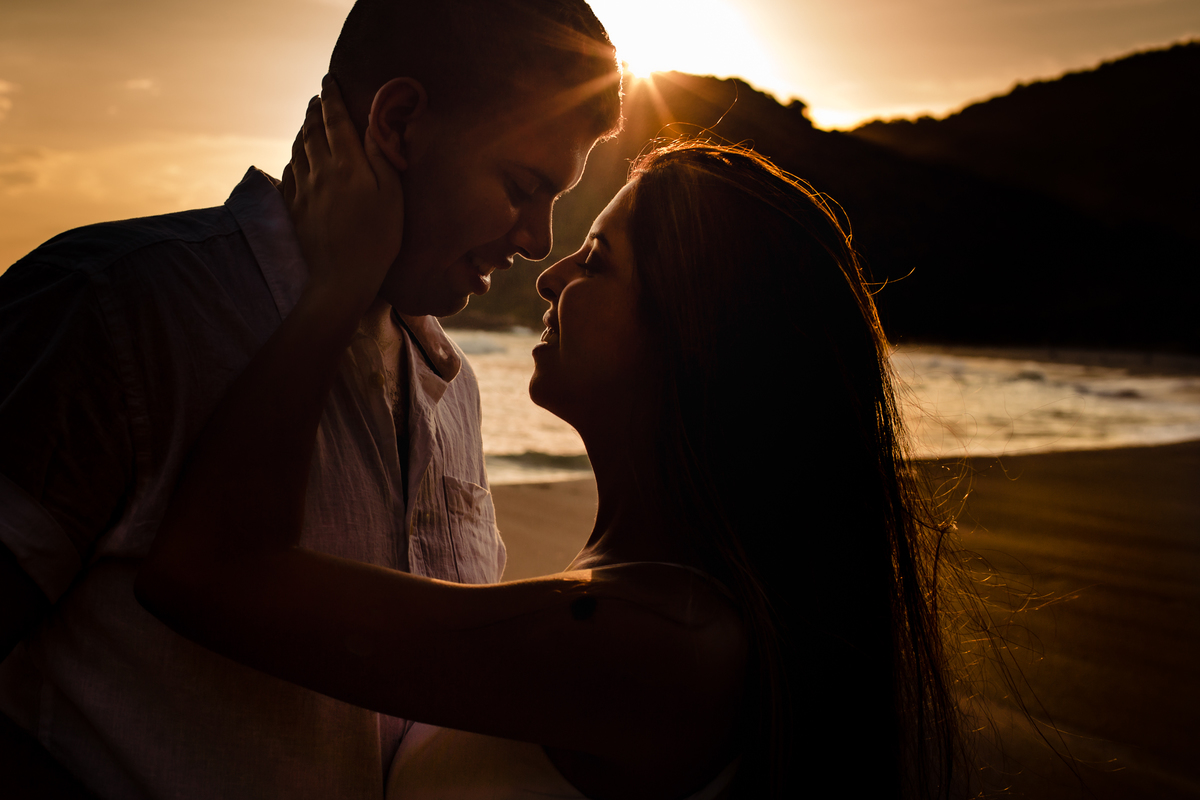 fotografia de ensaio na praia noiva de vestido branco ao por do sol pré wedding romantica espontanea fotógrafo de casamento em mogi das cruzes sp