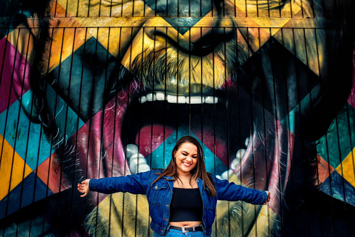 Stephanie - Ensaio de debutante no Beco do Batman em São Paulo