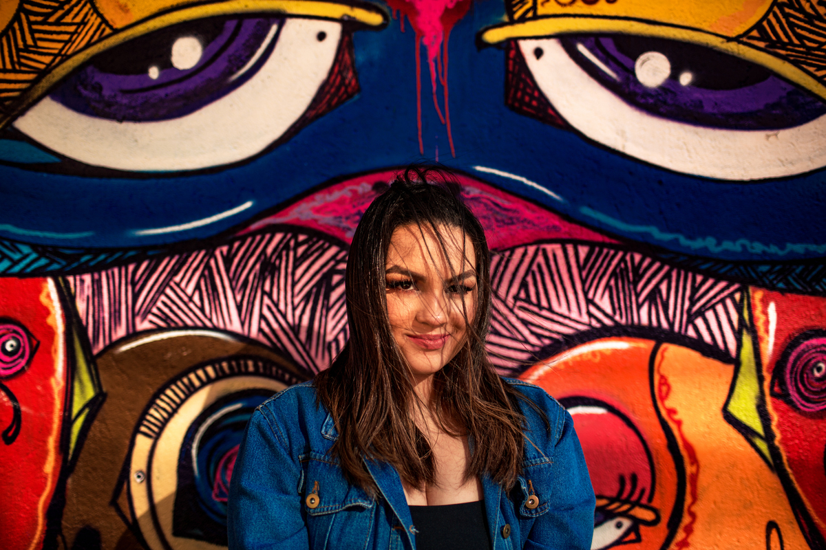 Stephanie - Ensaio de debutante no Beco do Batman em São Paulo