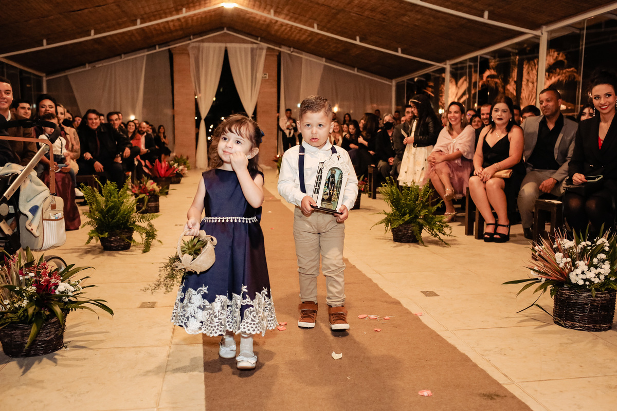 Tamiris e Pedro - casamento no Portal da Serra em Mogi das Cruzes - SP - Danilo e Cris Almeida - Fotógrafos de Casamento em Mogi das Cruzes - SP - Casamento no campo - Vestido de Noiva
