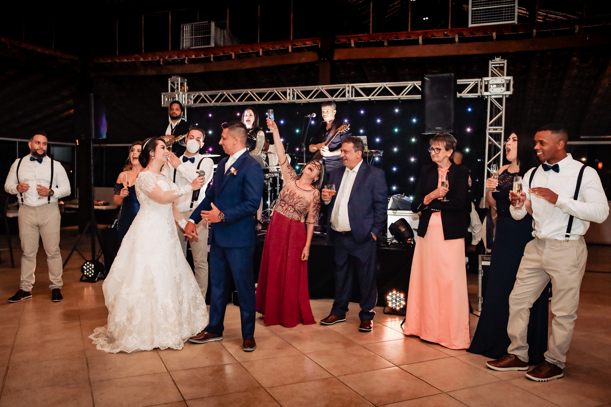 Tamiris e Pedro - casamento no Portal da Serra em Mogi das Cruzes - SP - Danilo e Cris Almeida - Fotógrafos de Casamento em Mogi das Cruzes - SP - Casamento no campo - Vestido de Noiva