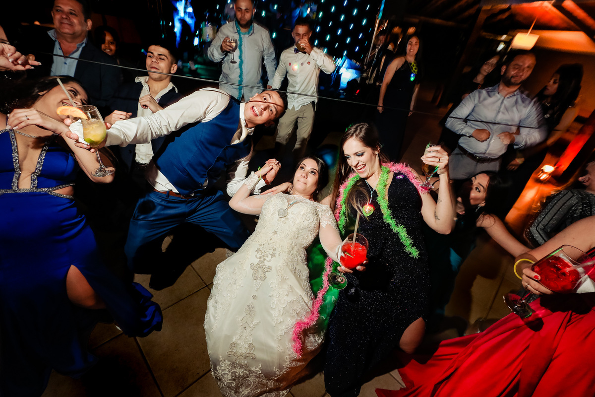 Tamiris e Pedro - casamento no Portal da Serra em Mogi das Cruzes - SP - Danilo e Cris Almeida - Fotógrafos de Casamento em Mogi das Cruzes - SP - Casamento no campo - Vestido de Noiva