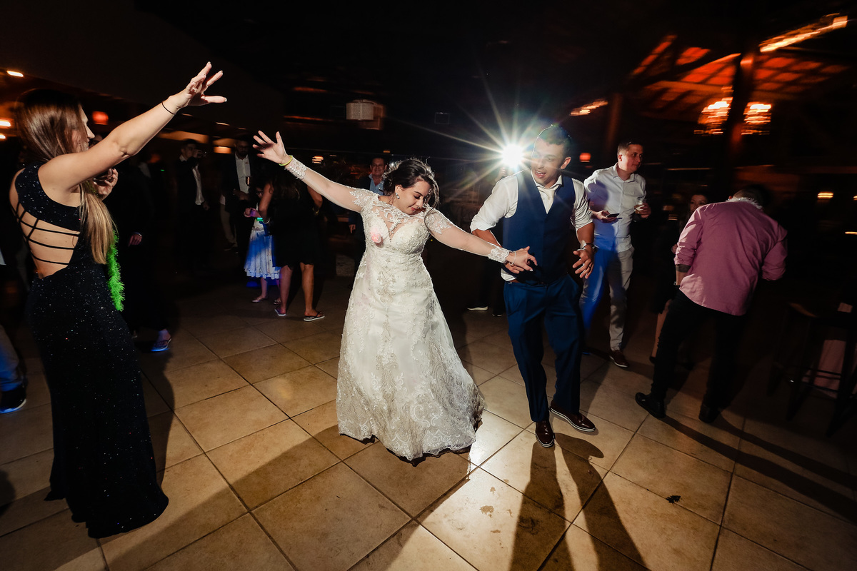 Tamiris e Pedro - casamento no Portal da Serra em Mogi das Cruzes - SP - Danilo e Cris Almeida - Fotógrafos de Casamento em Mogi das Cruzes - SP - Casamento no campo - Vestido de Noiva