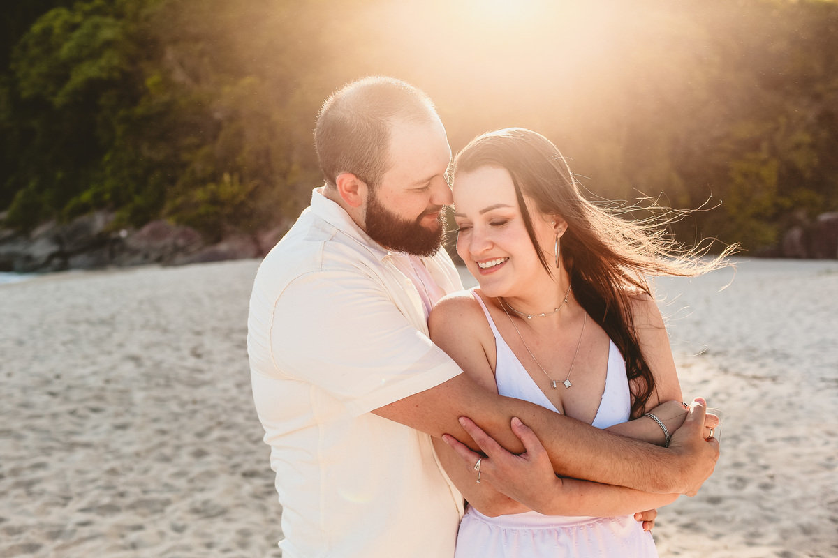 ensaio de casal pre wedding na praia da jureia em são sebastião sp - noiva de vestido branco e noivo com prancha ao por do sol