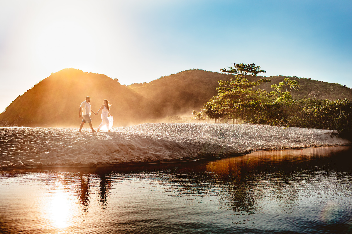 ensaio de casal pre wedding na praia da jureia em são sebastião sp - noiva de vestido branco e noivo com prancha ao por do sol