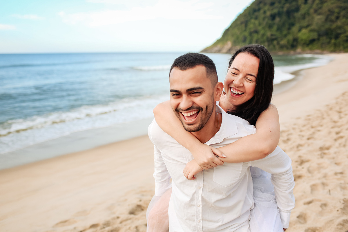 ensaio de casal pré wedding na praia da jureia - Danilo e Cris Almeida Fotógrafos de Casamento em Mogi das Cruzes SP