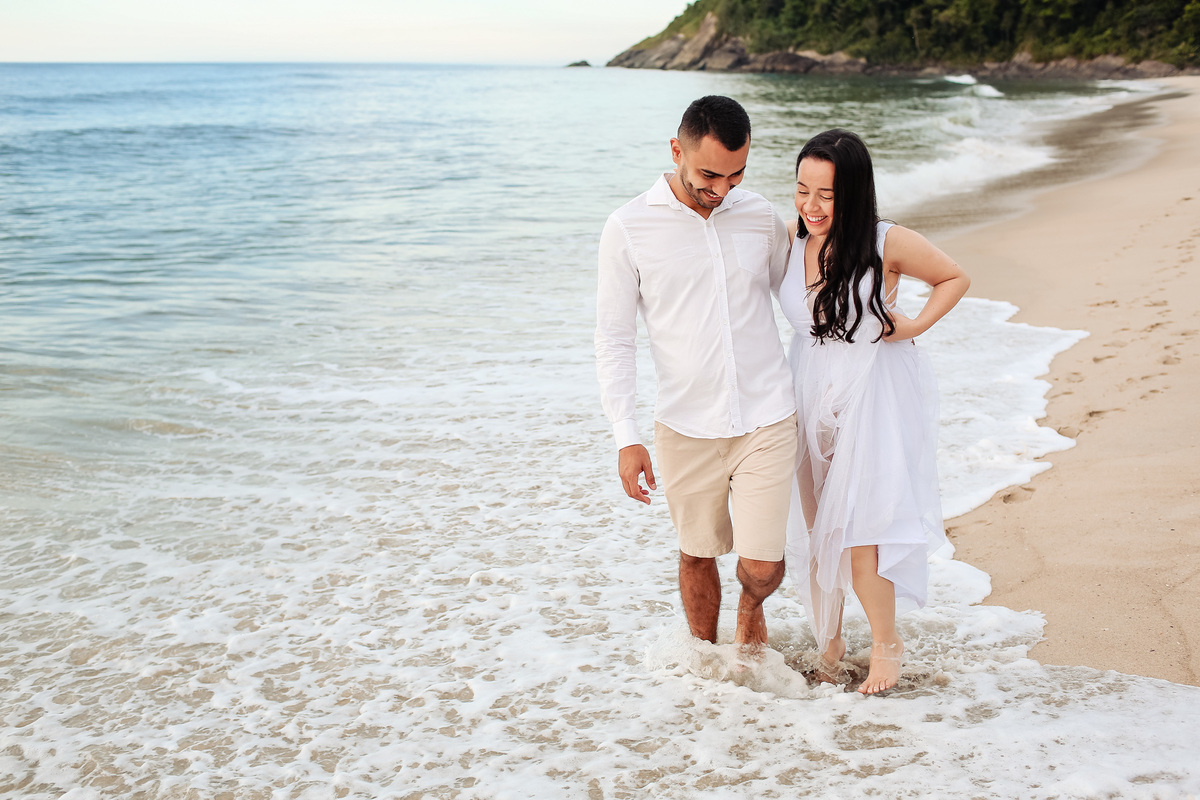 ensaio de casal pré wedding na praia da jureia - Danilo e Cris Almeida Fotógrafos de Casamento em Mogi das Cruzes SP