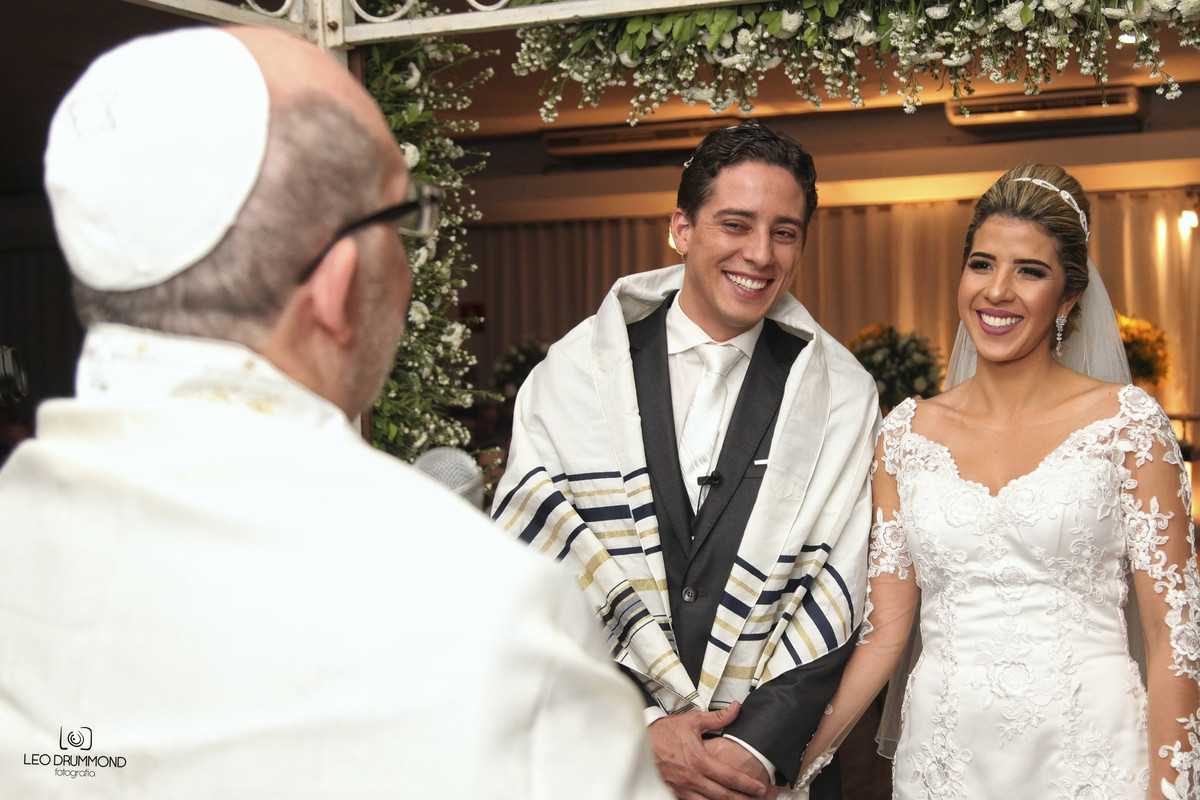 noivos dando gargalhada