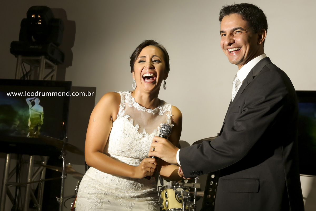 piada, noivos sorrindo