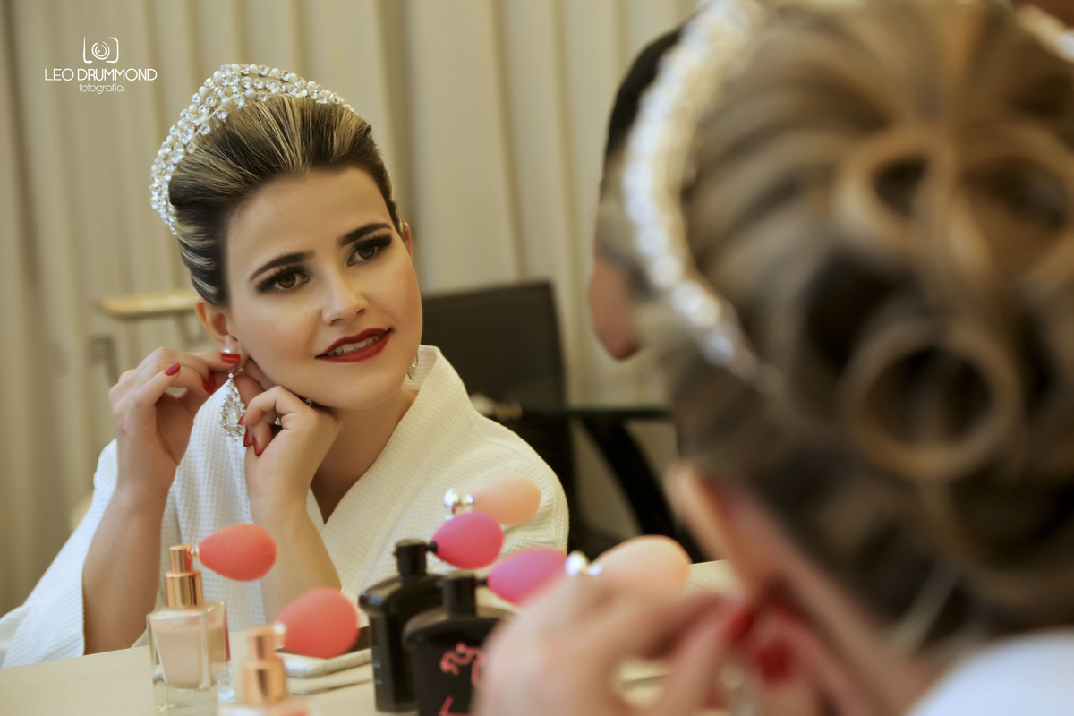 noiva colocando o brinco