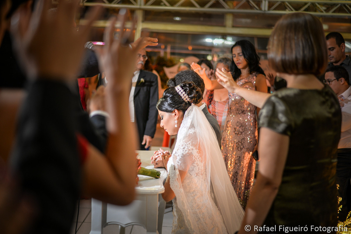 noivos recebendo benção casamento fotógrafo rafael figueiró olinda recife 