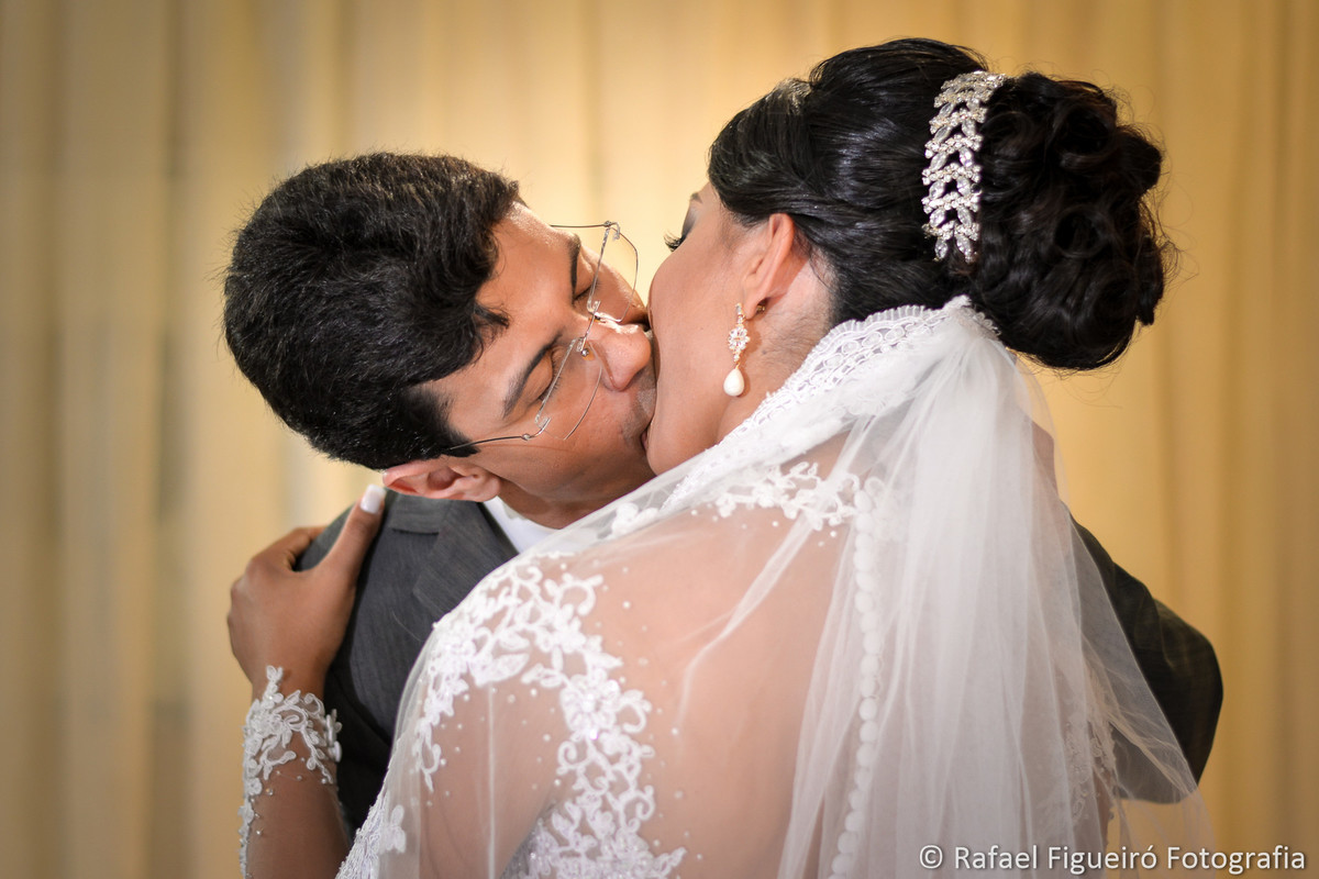noivos beijando casamento fotógrafo rafael figueiró olinda recife 