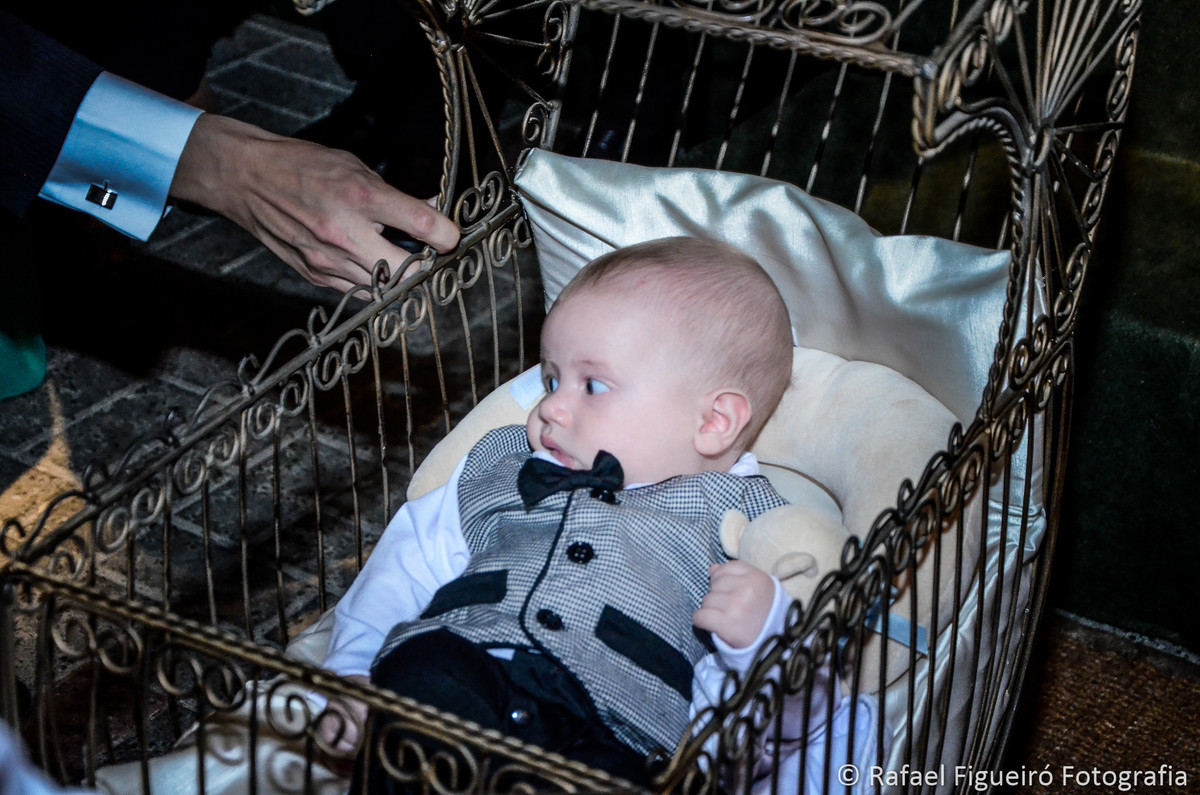 Bebe lindo em carrinho ornamentado no casamento de manu e paulo
