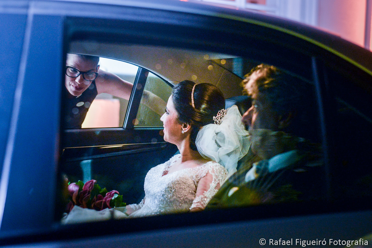 noiva chegando no carro conversa com cerimonialista na janela do carro