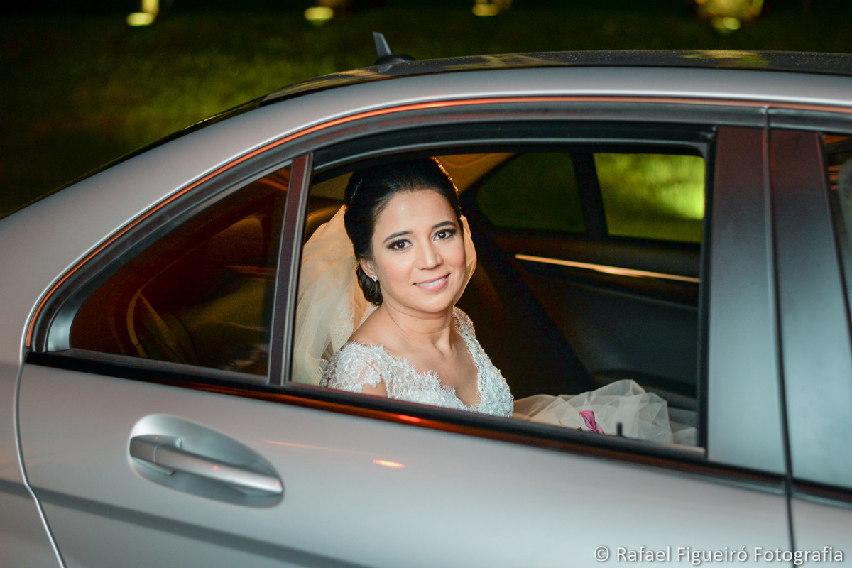 noiva na janela do carro mercedes prata