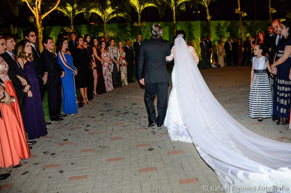 pai conduz a noiva visto pelas costas veu enorme arrastando no chão