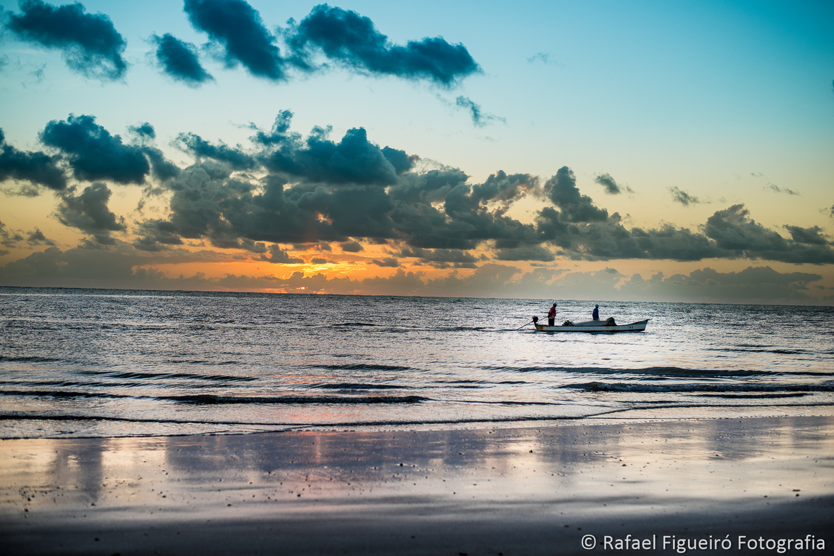 Barco pescador mar sol nascendo horizonte praia maria farinha