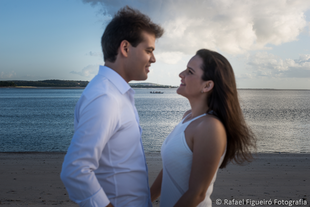 casal se olhando praia mar barco pescadores