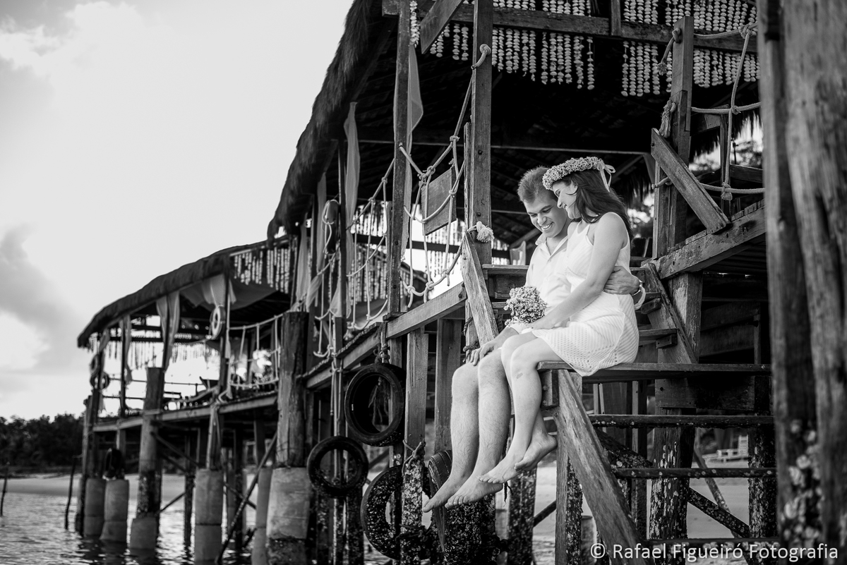 casal sentado namorando sorrindo pier madeira rio timbo