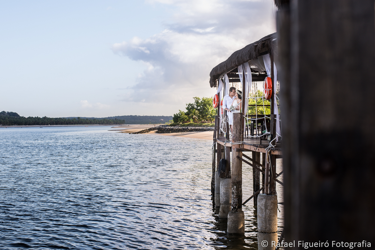casal namorando pier de madeira rio timbo