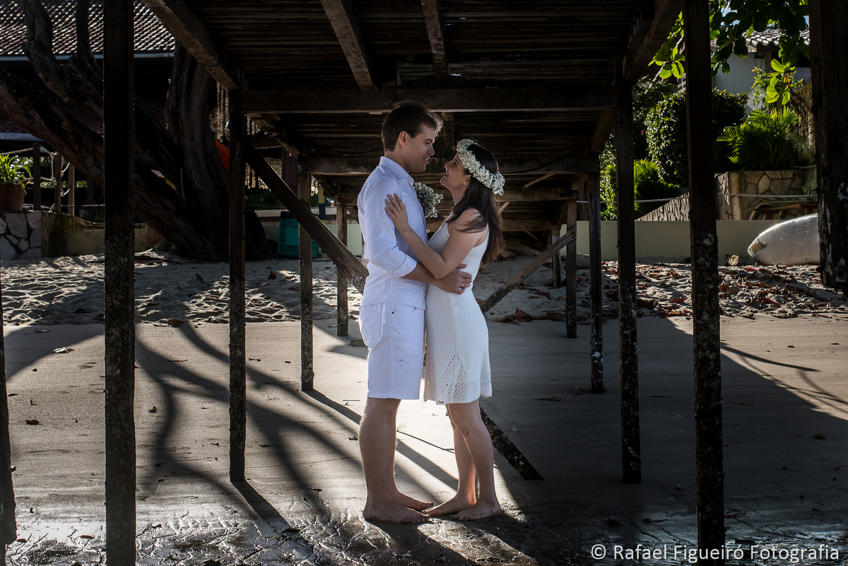 casal namorando embaixo pier de madeira rio timbo sombra