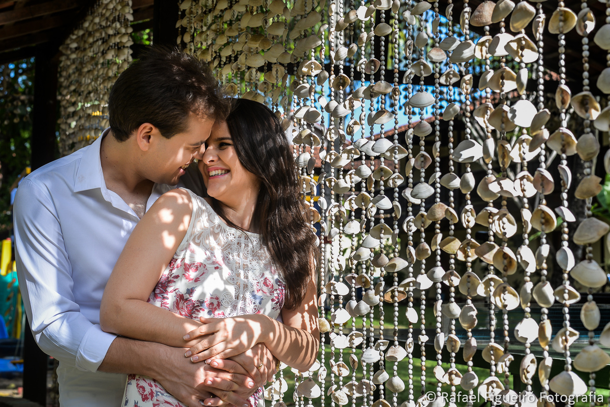 cortina conchas hotel amoaras casal sorrindo abraçado