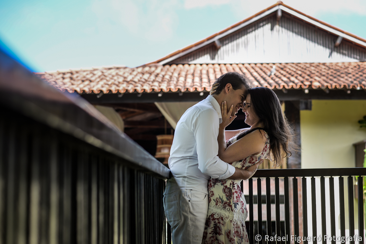 casal namorando varanda madeira sorrindo hotel amoaras resort