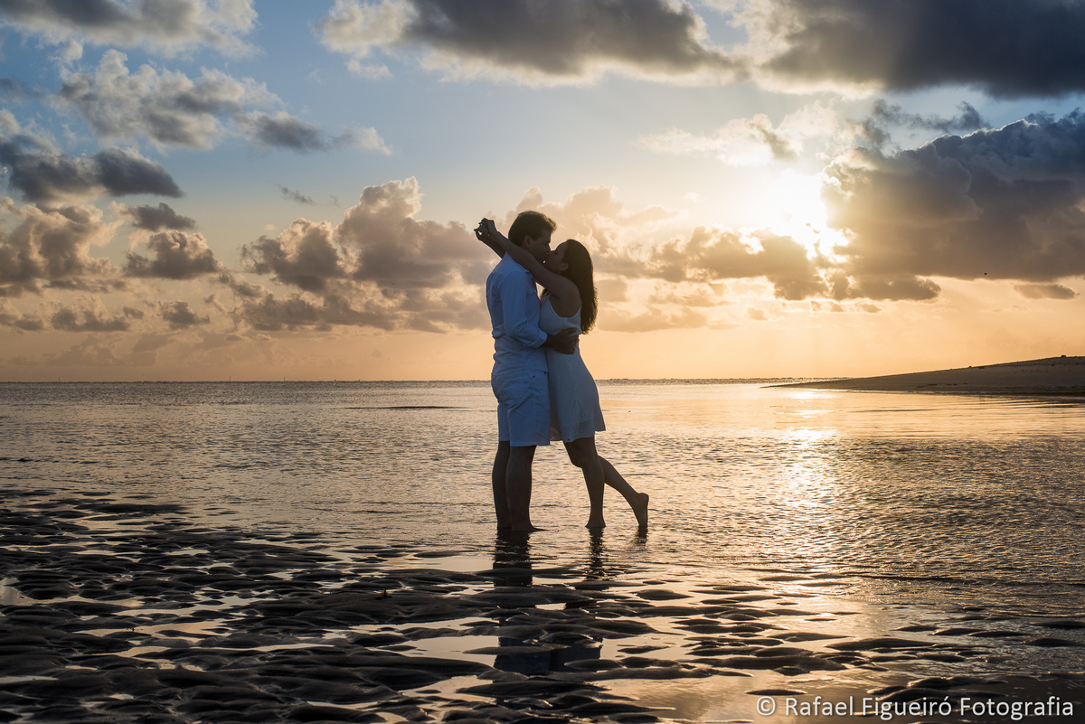 casal se beijando na praia agua sol nascendo maria farinha pe