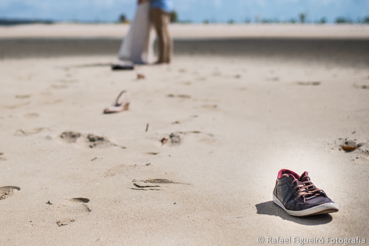 tenis do noivo na areia pegadas casal abraçado