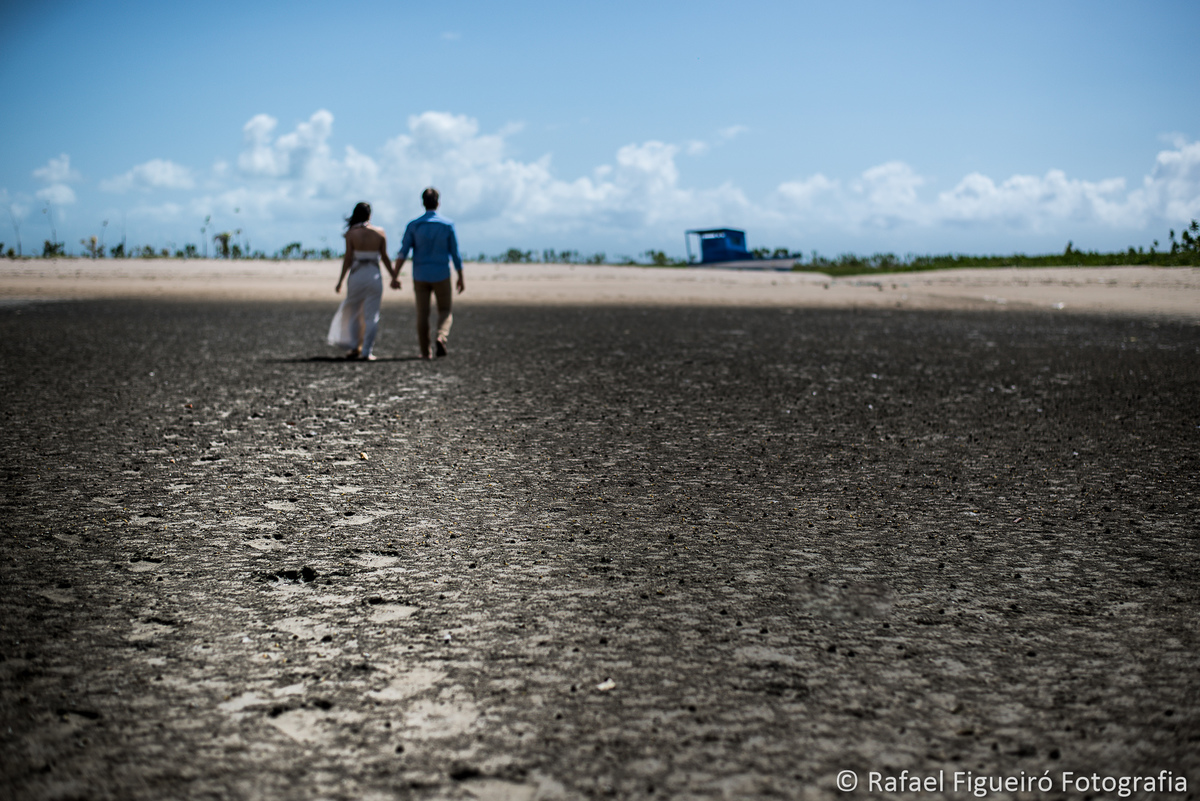 pegadas casal maos dadas mangue barco azul ceu
