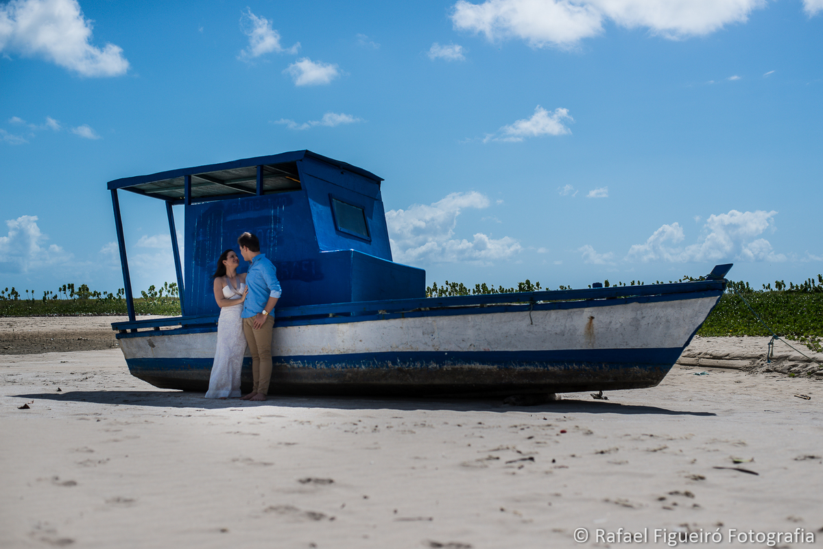 barco azul encalhado areia praia rio timbo maria farinha casal encostado namorando