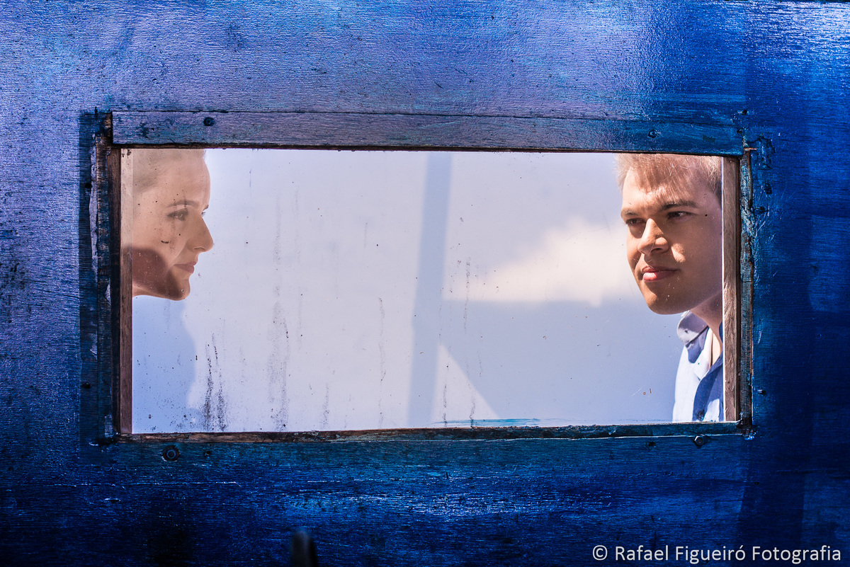 janela azul rosto casal barco encalhado areia praia maria farinha