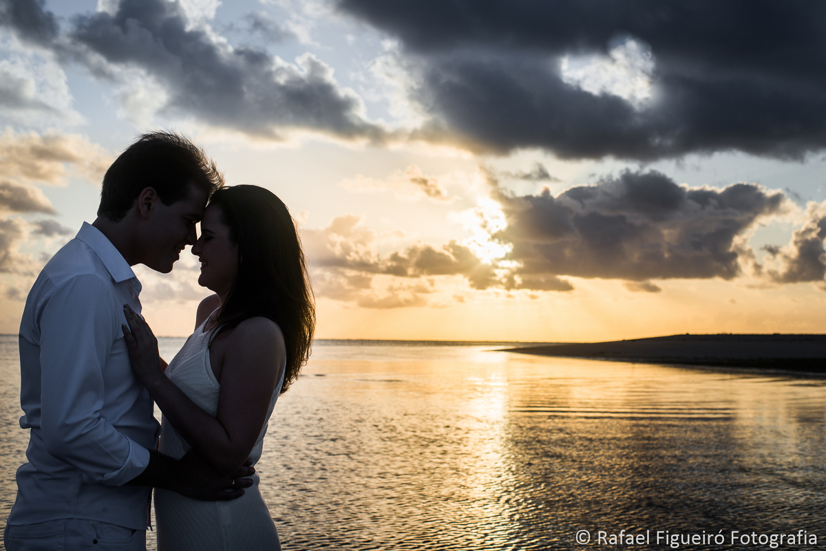 casal abraçado sol nascendo praia maria farinha nuvem forma de coração